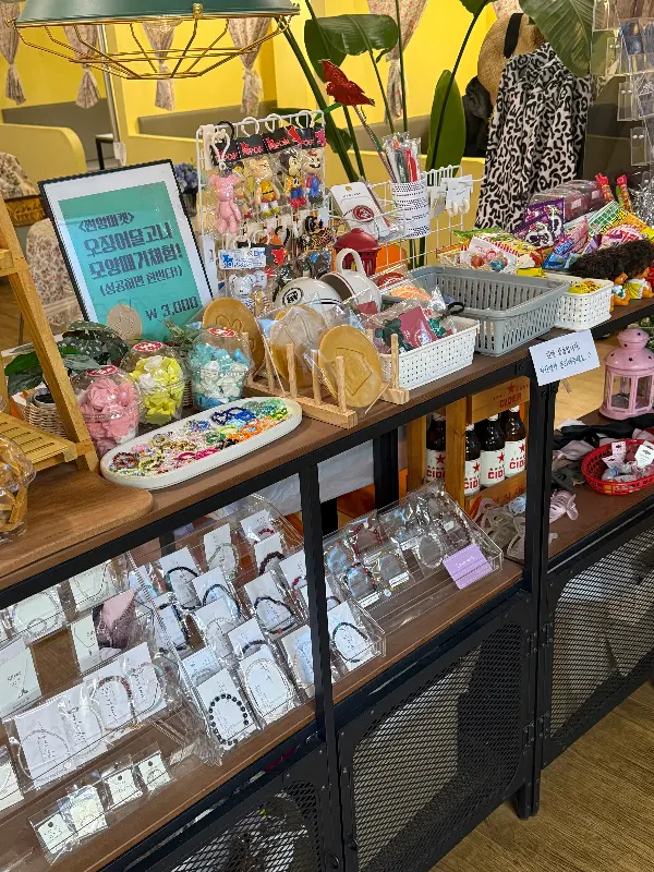 다양한 액세서리와 소품을 판매하는 진열대