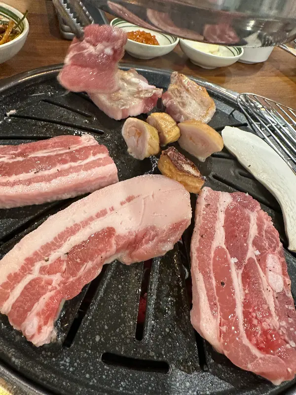 불판 위 삼겹살