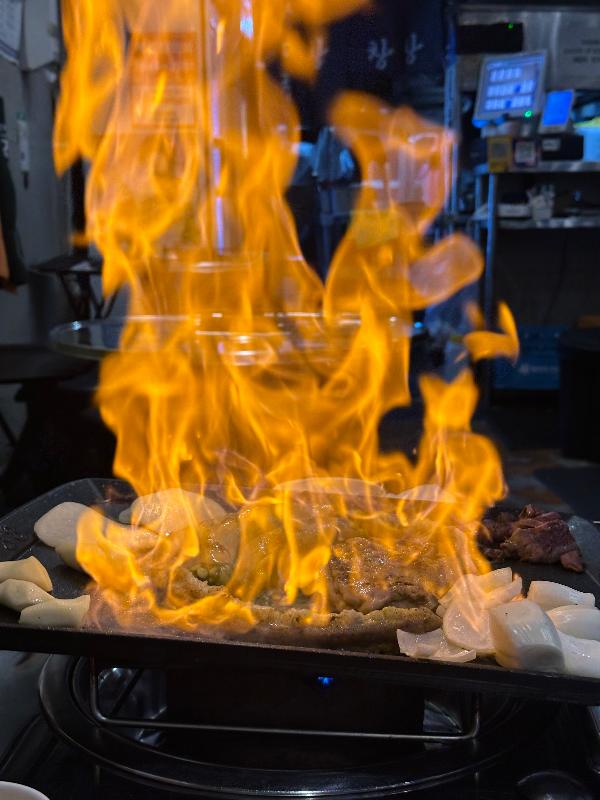 신선한 재료가 가득한 곱창 모듬