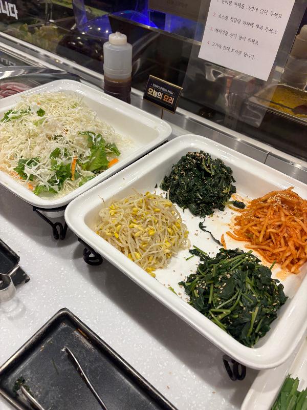 샐러드바의 다양한 야채와 반찬들