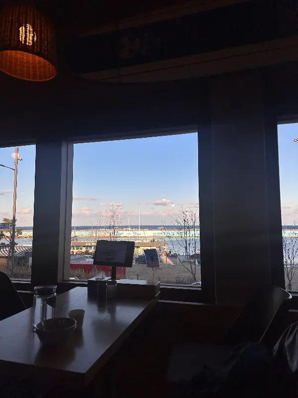 식당 내부에서 바라본 바다