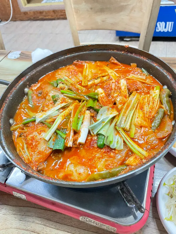 맛있게 끓고 있는 김치찌개