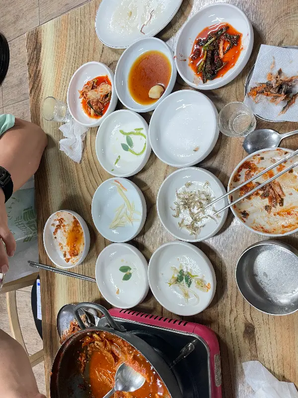 식사를 마친 후 테이블 풍경