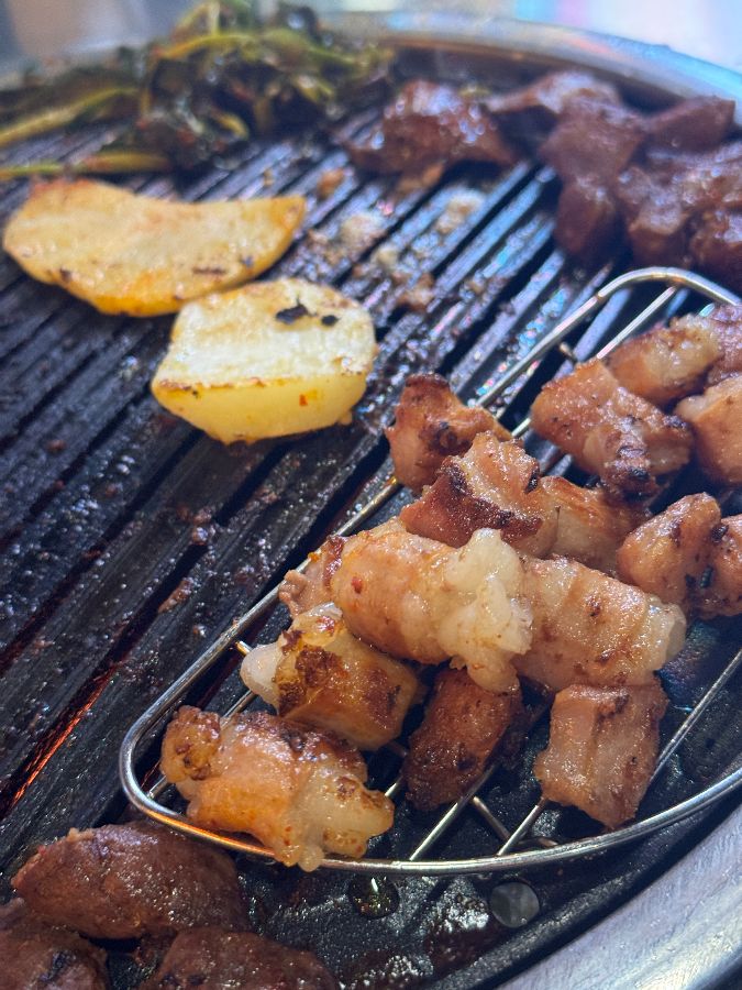 88소곱탄에서 맛있는 식사를 즐기는 사람들의 모습