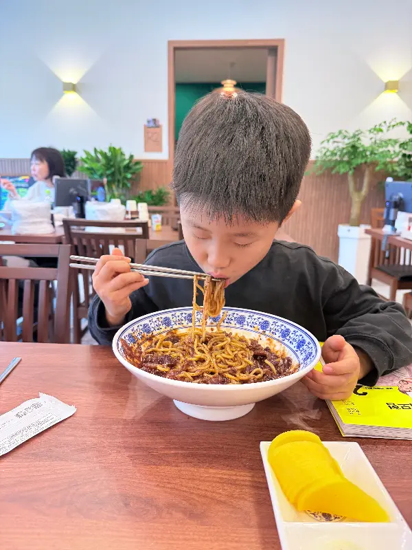 짜장면을 맛있게 먹는 아이