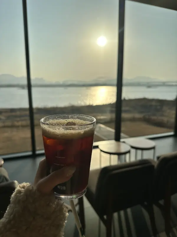 아이스 아메리카노와 낙동강 뷰