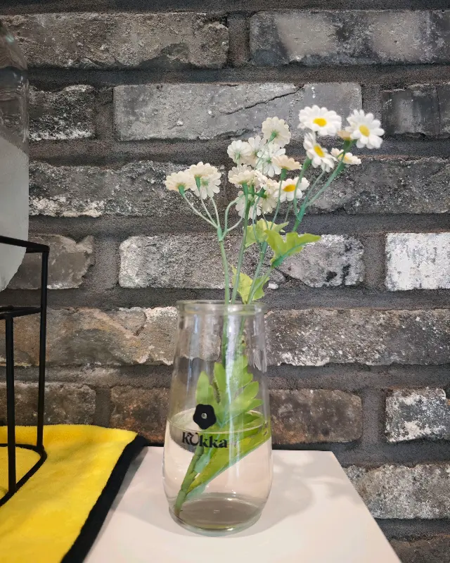 네모커피 창가 좌석