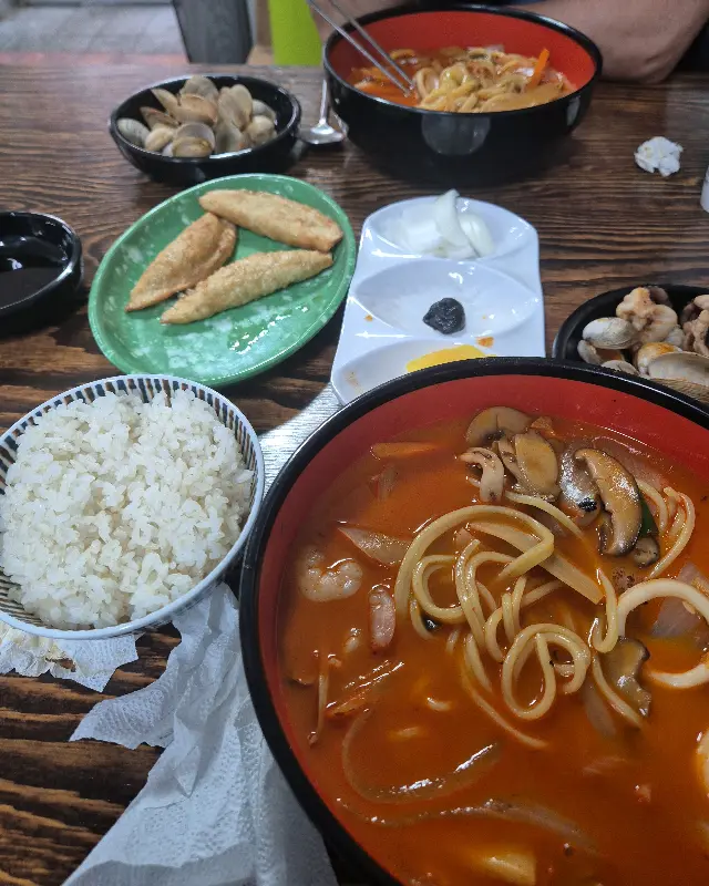 푸짐한 해산물이 들어간 짬뽕