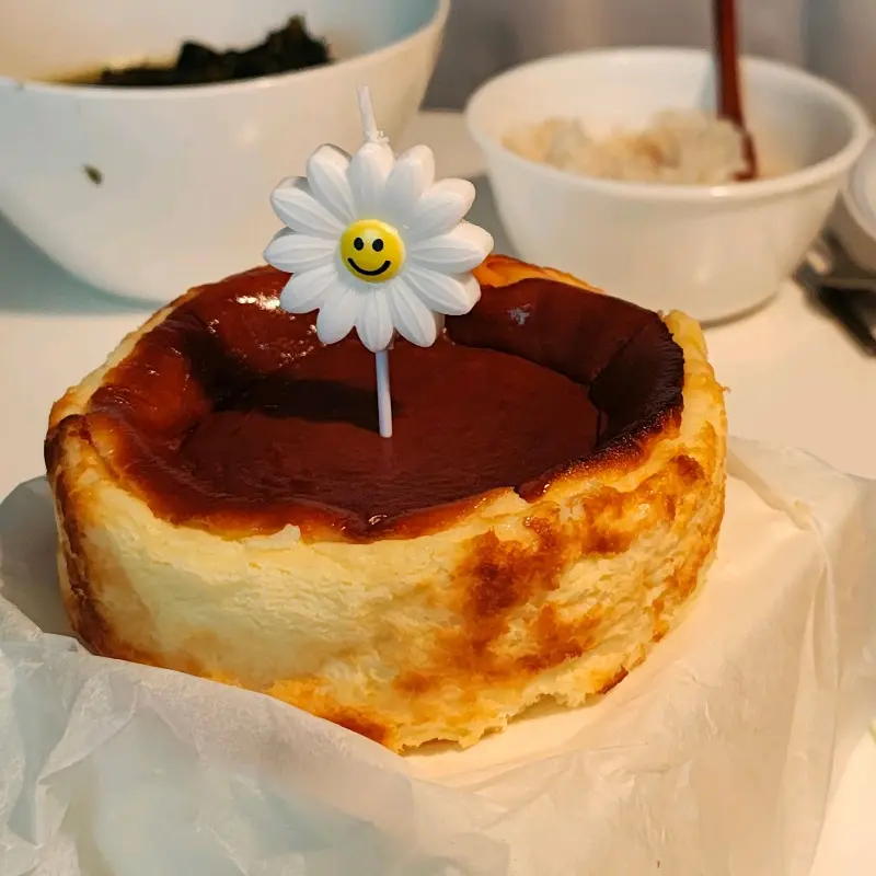 생일 케이크로도 좋은 바스크 치즈케이크