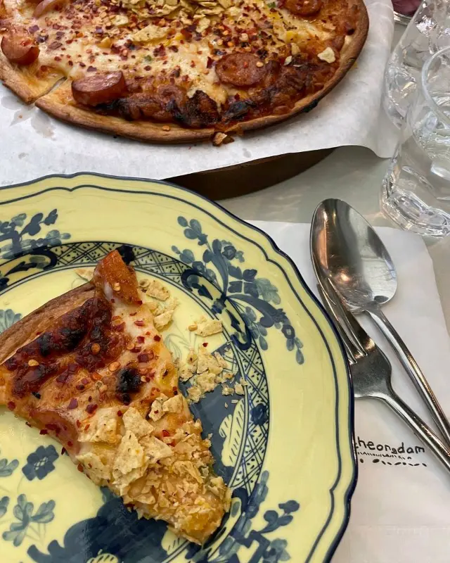 독특한 나초 토핑이 인상적인 보메 멕시칸 피자