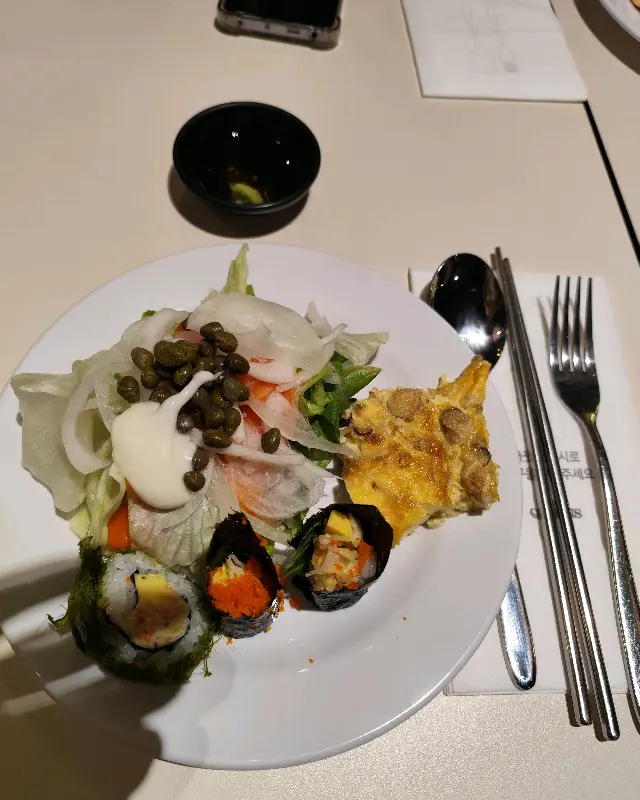 샐러드와 초밥이 담긴 접시