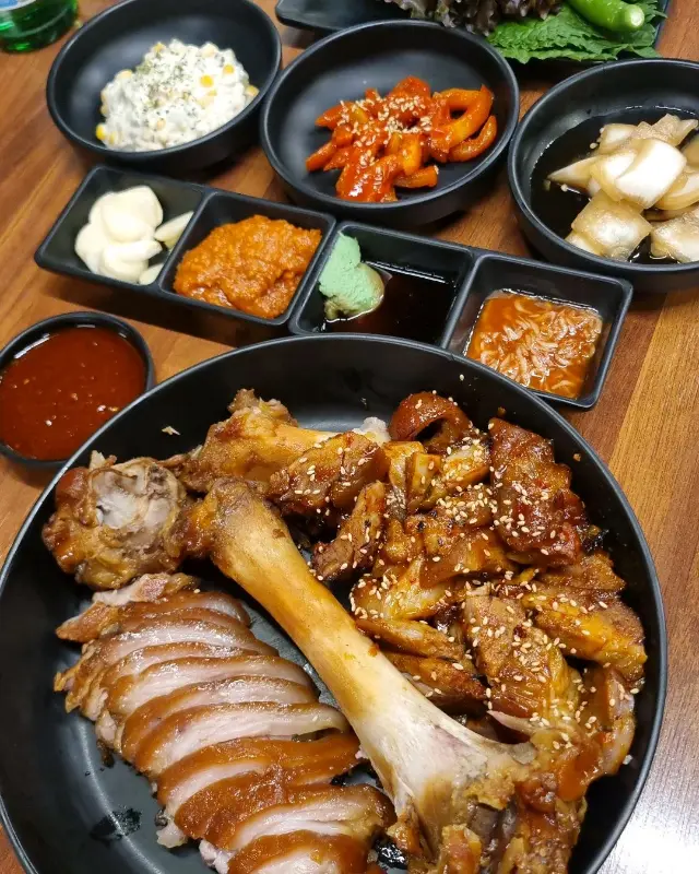 윤기가 흐르는 반반족발