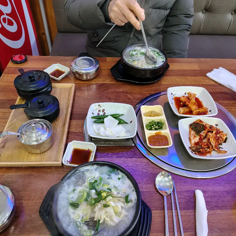 푸짐한 양과 다채로운 반찬 구성