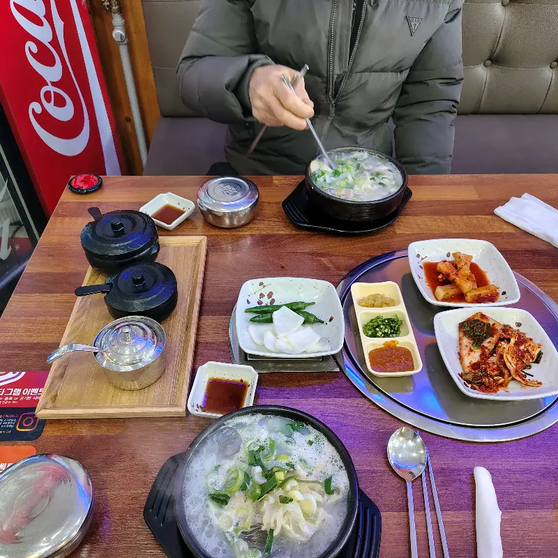 깔끔하게 차려진 국밥 한 상