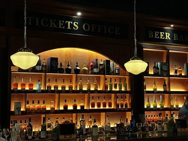 다양한 주류가 진열된 바