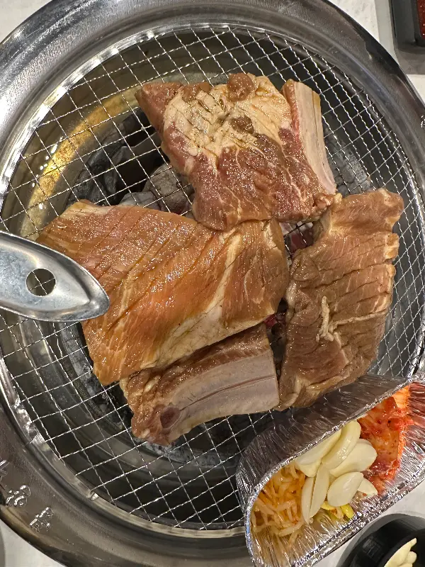 숯불 위에서 구워지는 갈비