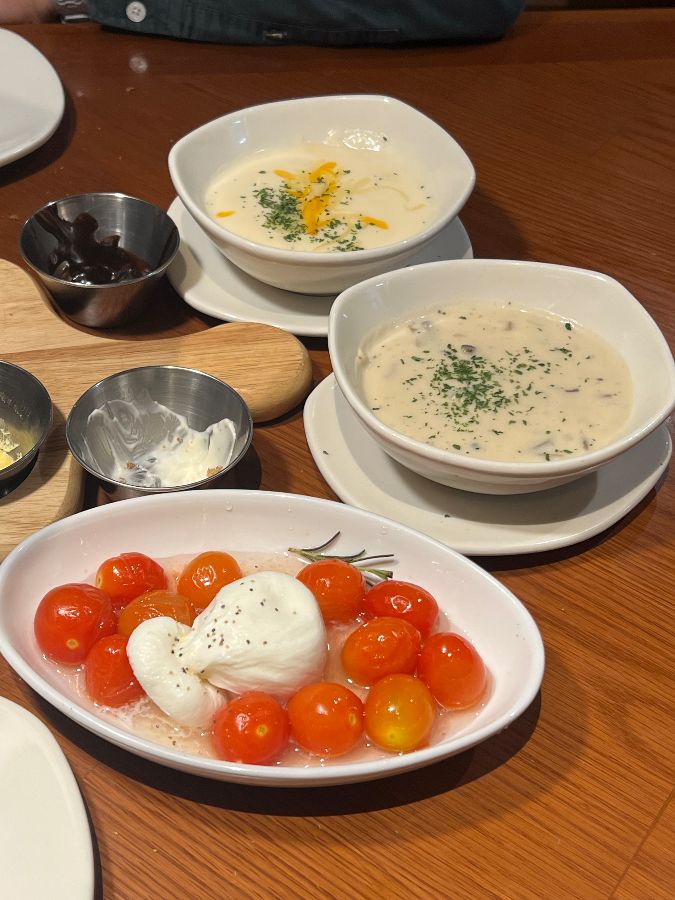 토마토 리코타 치즈 샐러드와 스프