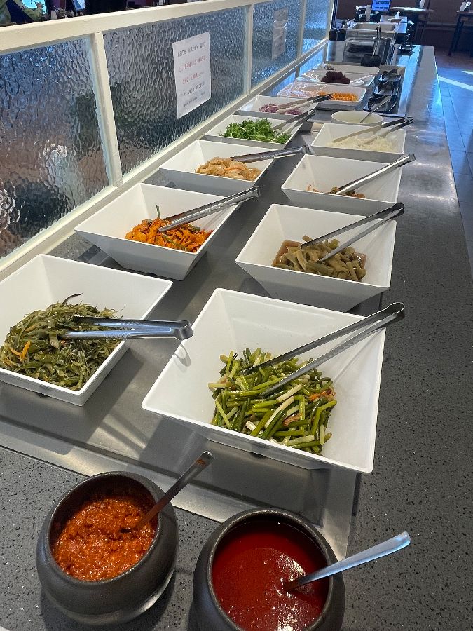 다양한 반찬이 가득한 샐러드바