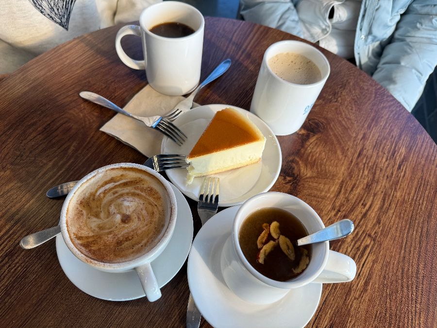 커피와 디저트를 즐기는 모습