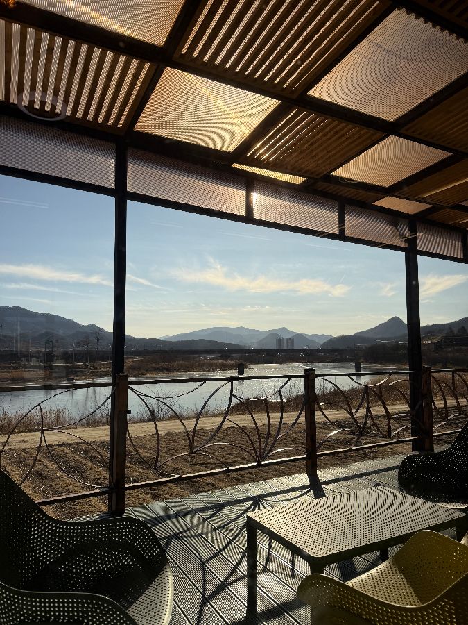 강이 보이는 야외 테라스 좌석