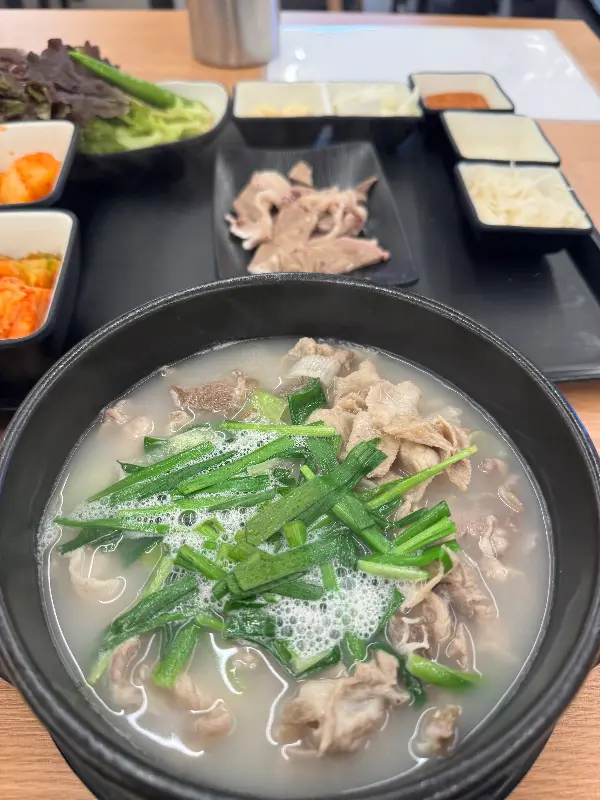 푸짐한 돼지국밥 한 상