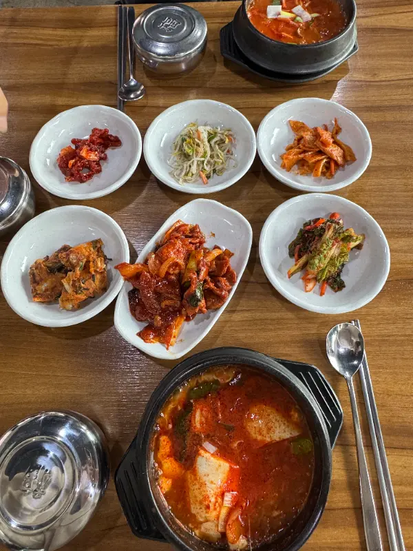 한 상 가득 차려진 순두부찌개