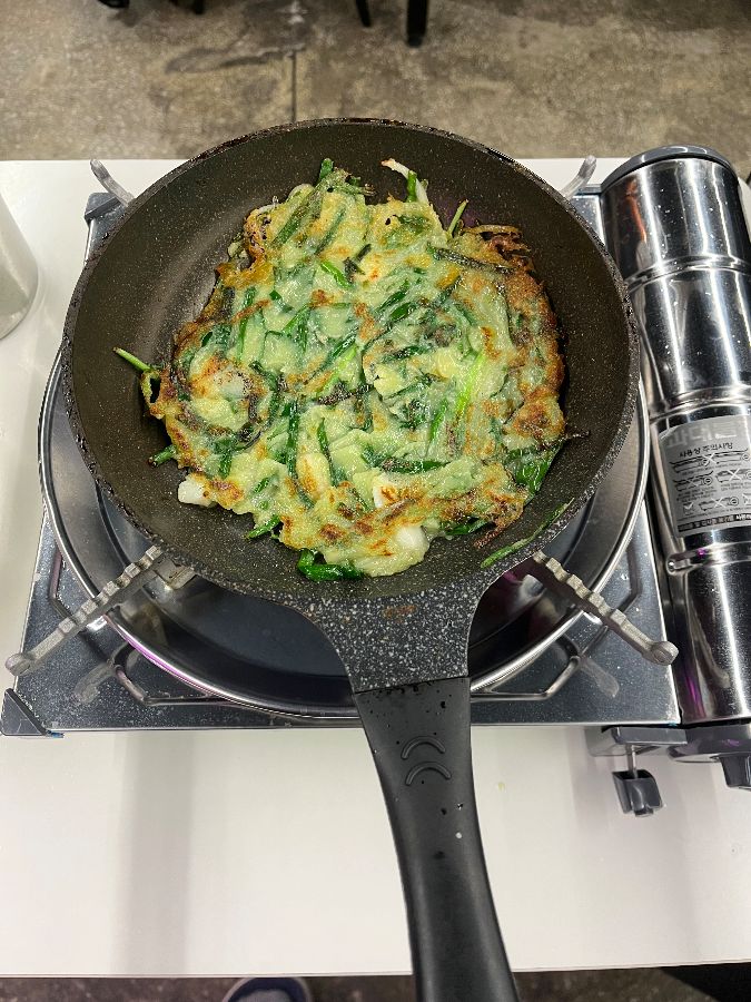 직접 구워 먹는 김치전