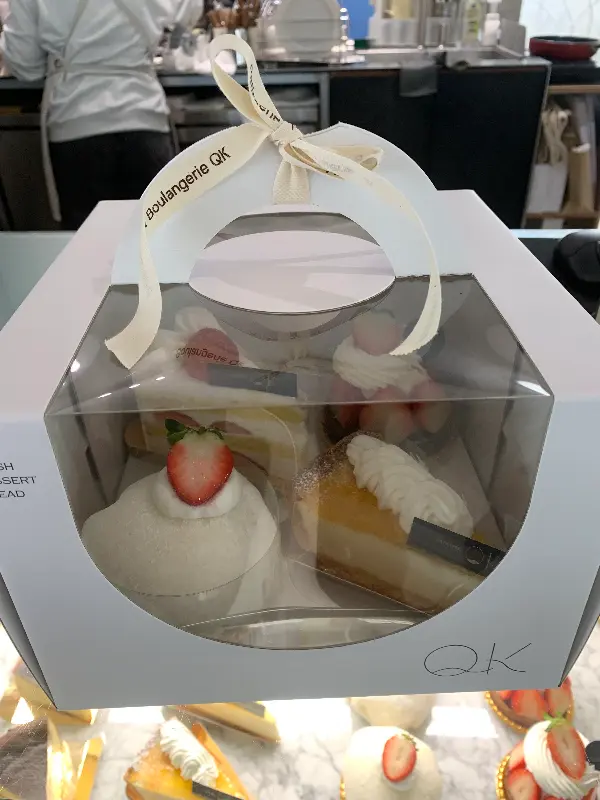 선물 포장된 케이크