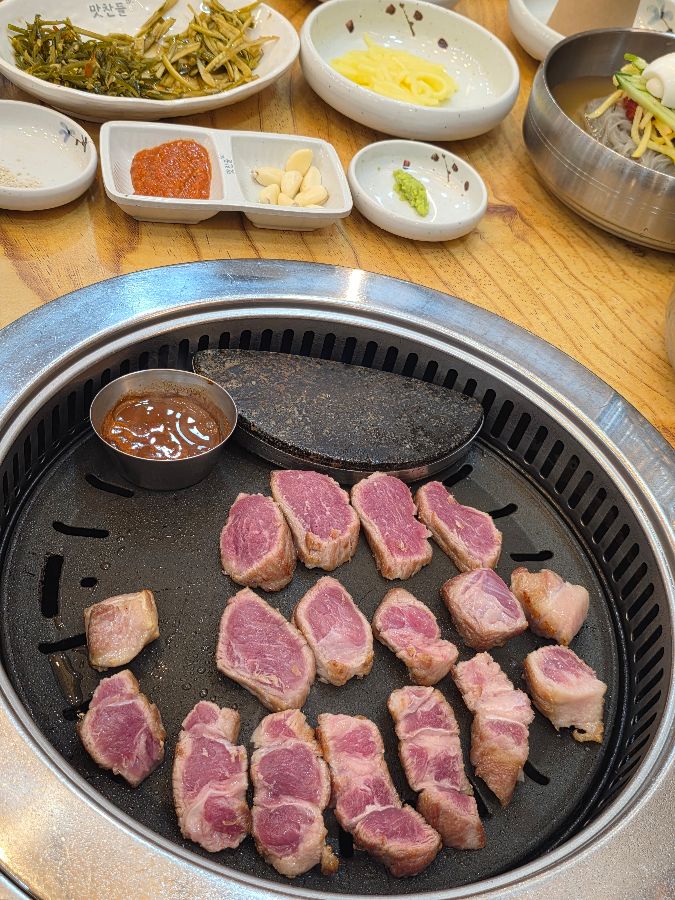 맛찬들 왕소금구이 과천점의 다양한 밑반찬과 삼겹살