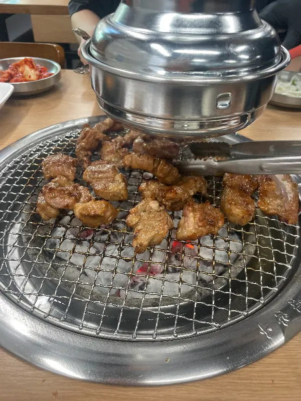 돼지갈비와 함께 제공되는 다양한 밑반찬