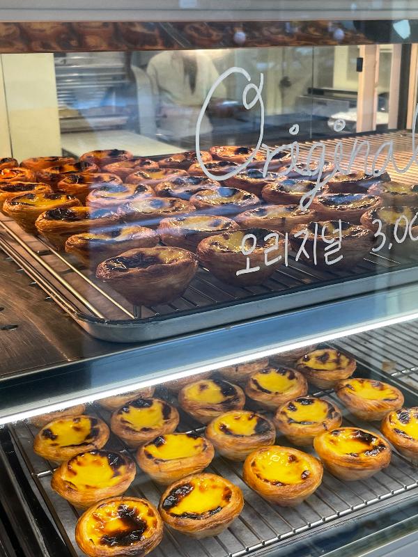 쇼케이스 안의 에그타르트