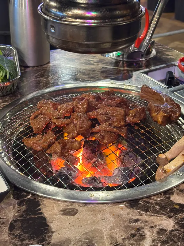 숯불 위에 구워지는 갈비