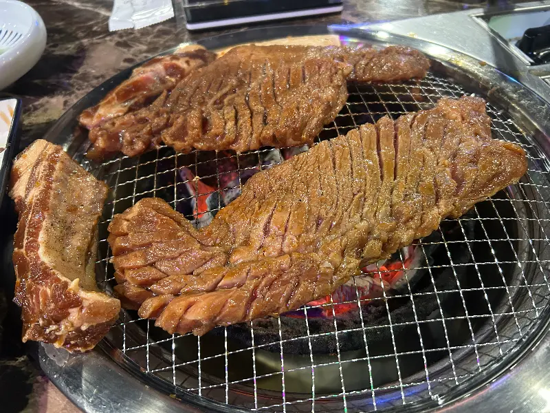 숯불 위에서 맛있게 구워지는 돼지갈비