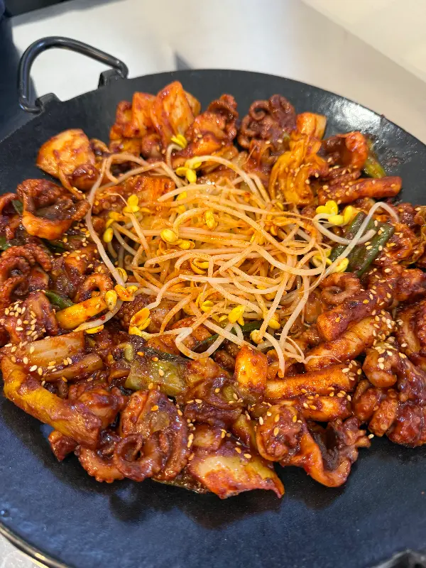 철판 가득 매콤한 쭈꾸미 볶음