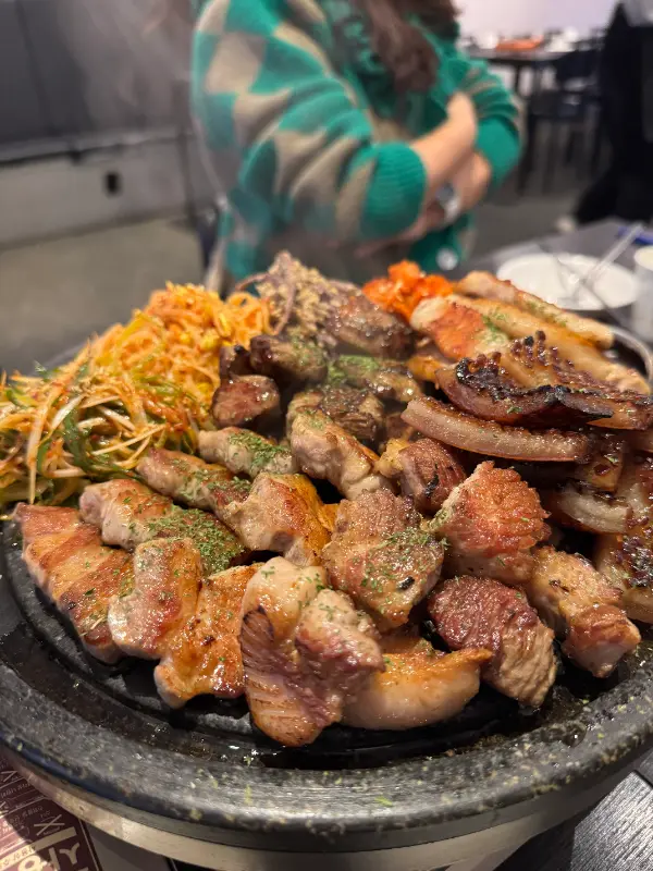 노릇하게 구워진 모듬 고기