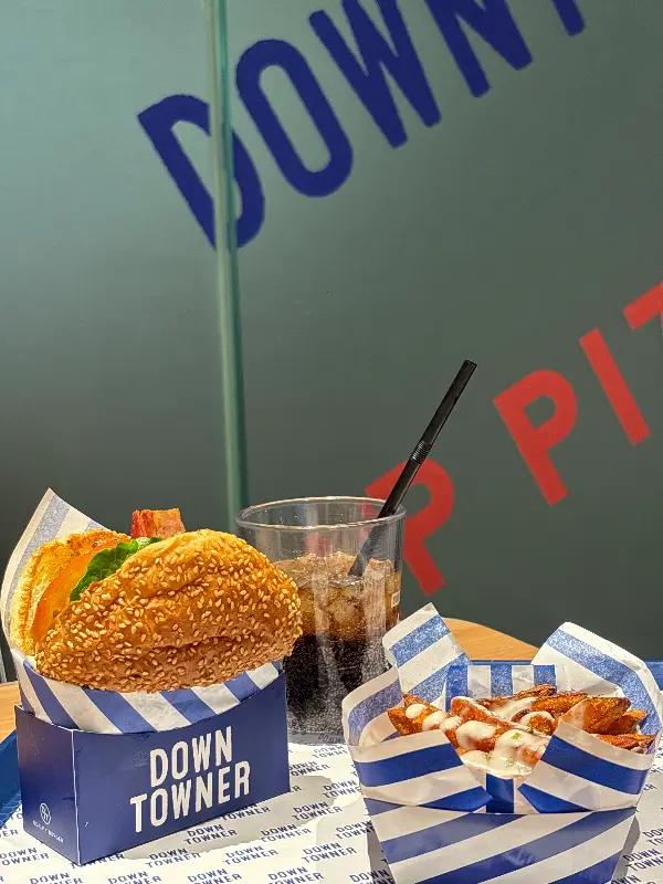 다운타우너 버거와 음료