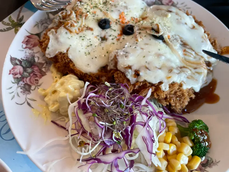 이탈리안 치즈 돈까스의 풍성한 비주얼