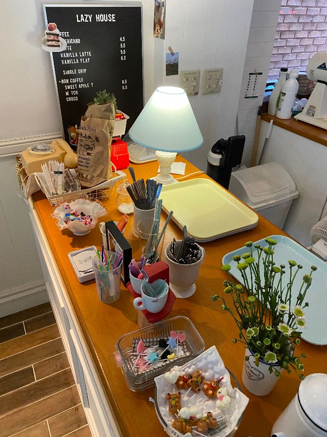 메뉴판과 디저트 샘플