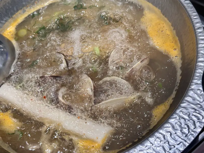 끓고 있는 만두전골