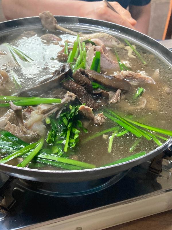 푸른 하늘 아래 자리 잡은 녹수정