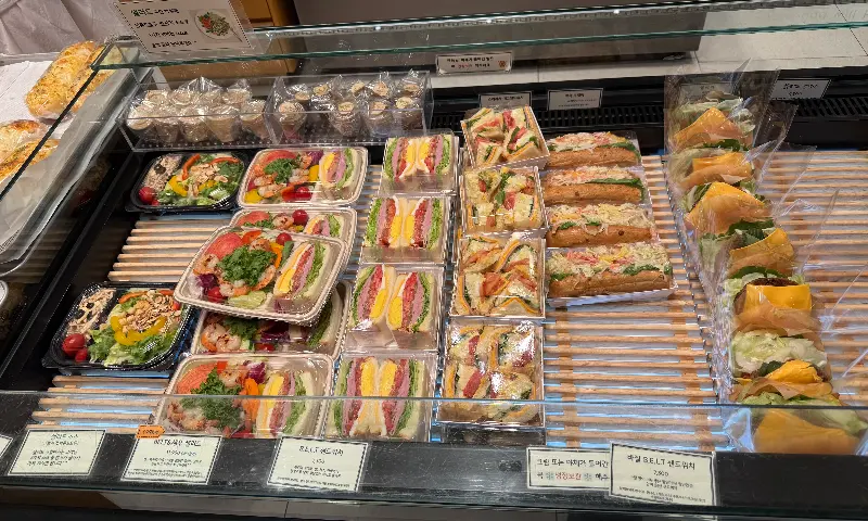 다양한 샌드위치와 샐러드