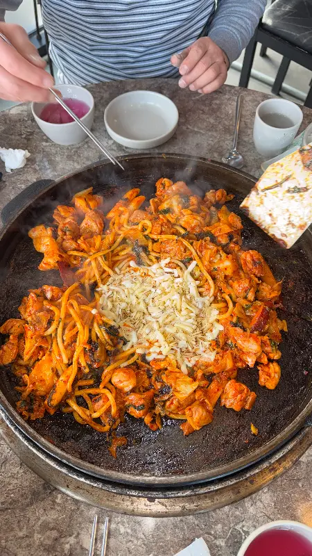 닭갈비에 치즈 사리를 추가한 모습