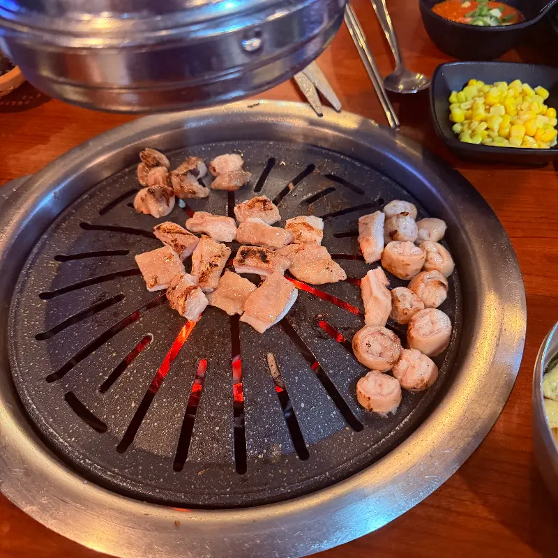 불판 위에 가지런히 놓여 구워지기를 기다리는 막창들