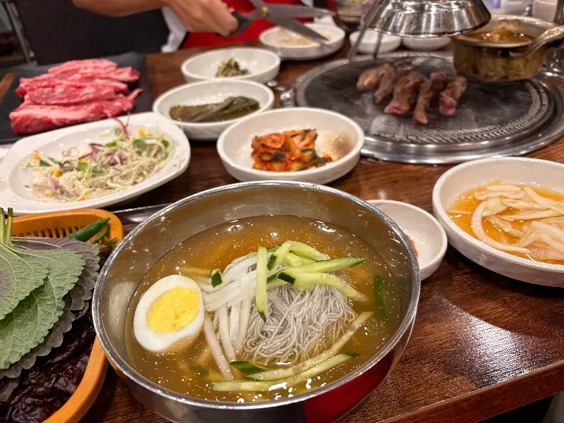 시원한 물냉면과 숯불에 구워진 소갈비살