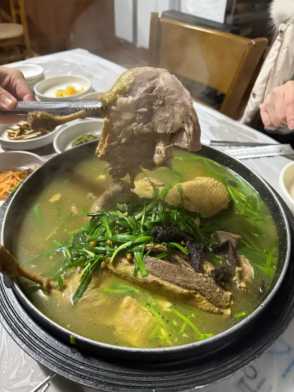 능이 오리백숙을 먹음직스럽게 담아 올린 모습