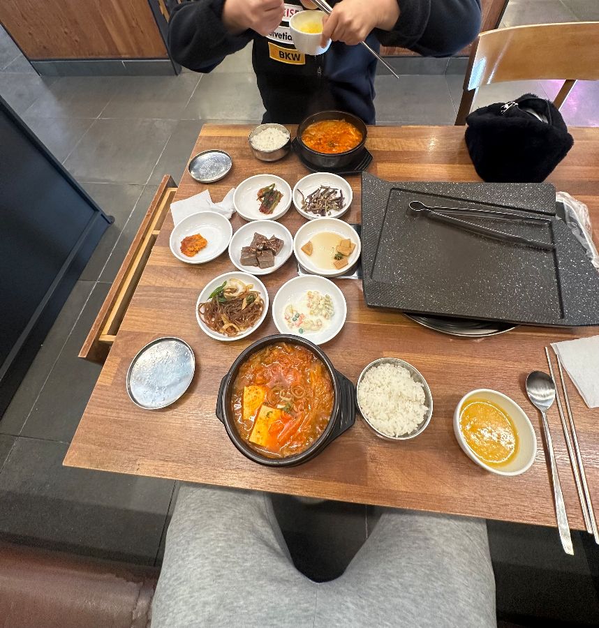 푸짐하게 차려진 식탁