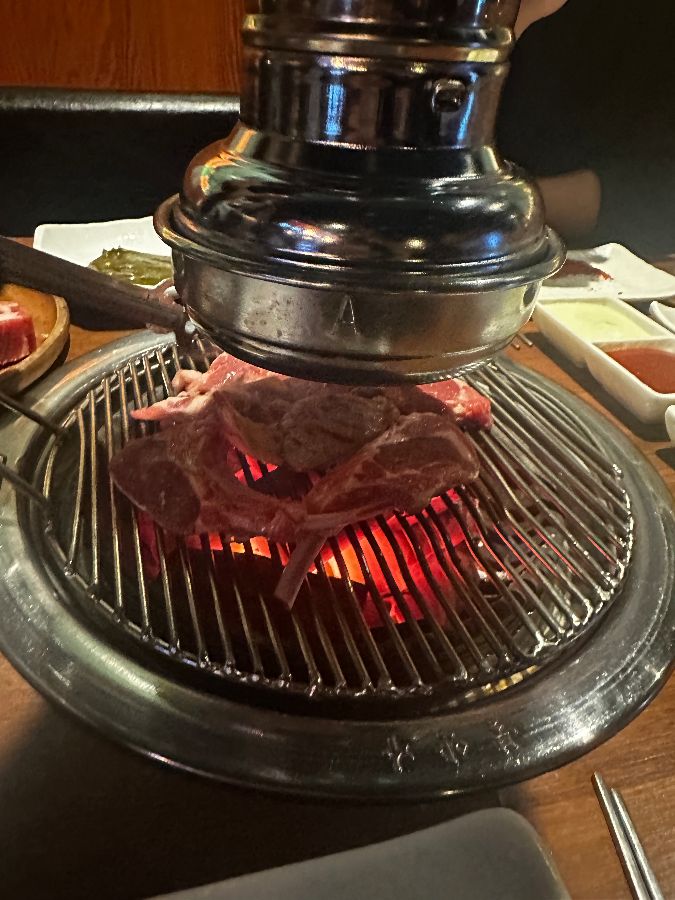 환풍시설 아래 맛있게 구워지는 양갈비