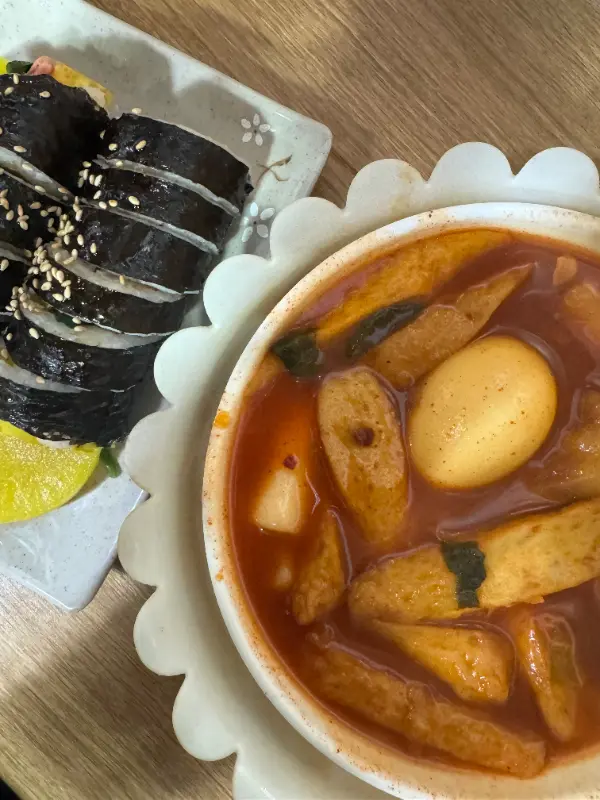 떡볶이와 김밥의 근접 사진