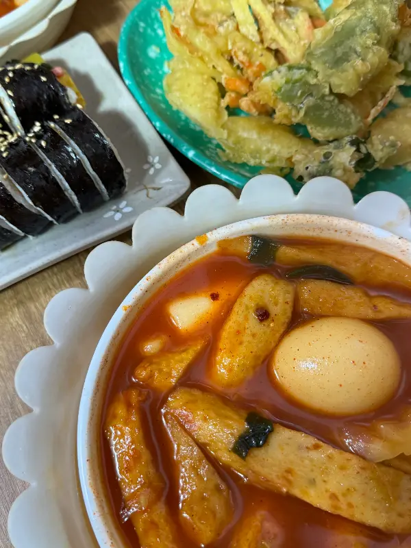떡볶이, 김밥, 튀김이 함께 놓인 테이블