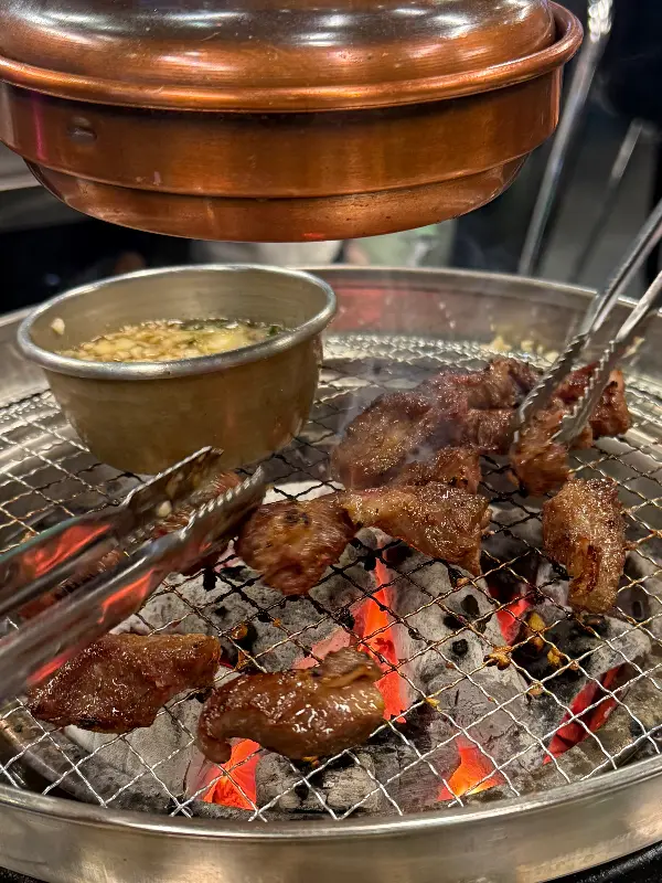 숯불에 구워지는 마늘갈비살